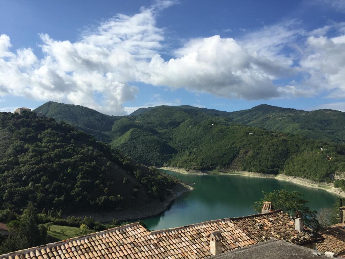 La Minicasa Al Lago Del Turano Кастель-ді-Тора Екстер'єр фото